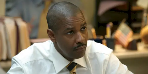 Denzel Washington nel ruolo del detective Keith Frazier che guarda alla sua sinistra in Inside Man