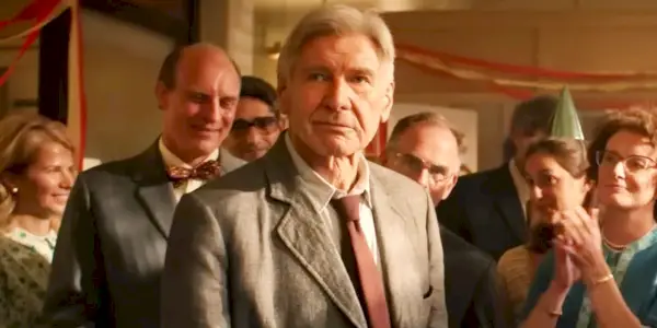 Harrison Ford dans le rôle d'Indiana Jones lors de sa fête de départ dans Indiana Jones et le cadran du destin.
