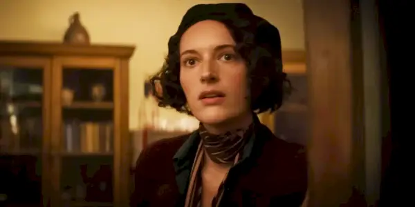 Phoebe Waller-Bridge dans le rôle d'Helena Shaw regardant de derrière la porte dans Indiana Jones et le cadran du destin