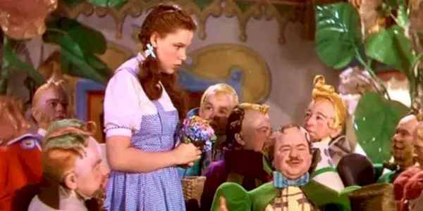 Dorothy a Munchkins v Čaroděj ze země Oz