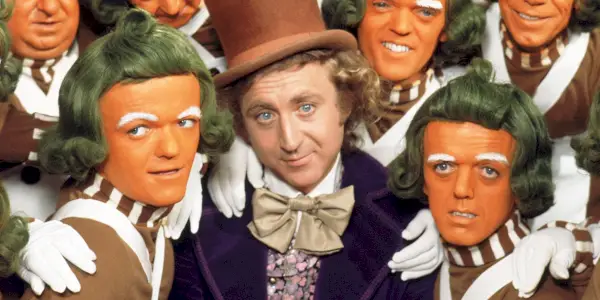 Willy Wonka ze swoimi oompa loompas w Willy Wonka i fabryka czekolady