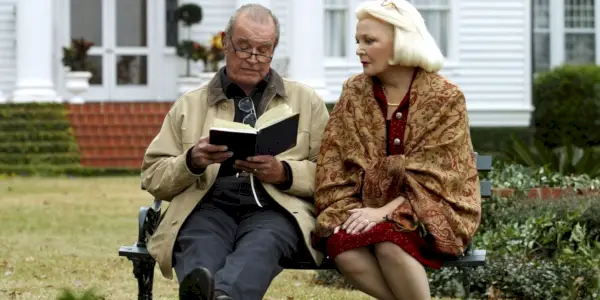 James Garner como Noah e Gena Rowlands como Noah e Allie sentados em um banco em The Notebook
