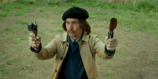 Johnny Depp como Guy LaPointe segurando duas pistolas em Tusk