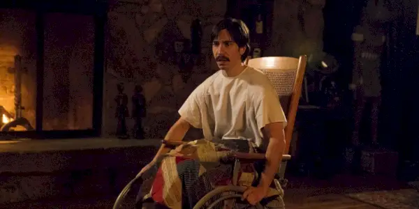 Justin Long fica atordoado em uma cadeira de rodas em Tusk
