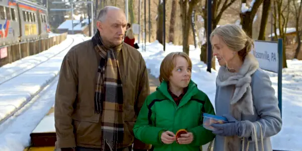 Nana og Pop Pop møder Tyler på togstationen i The Visit