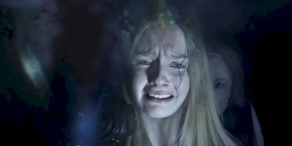 Nana sniger sig ind bag Becca i The Visit