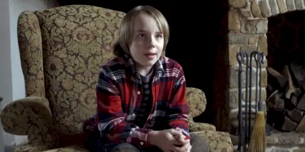 Tyler ser på i The Visit