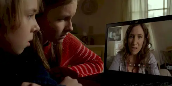 Loretta taler med sine børn på Skype i Besøget