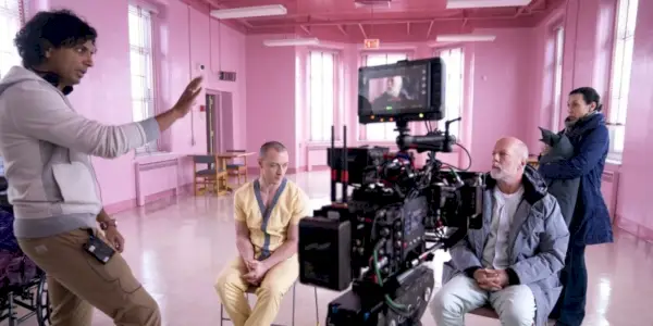 m. night shyamalan instruerer Bruce Willis og James McAvoy på settet til Glass (2019)