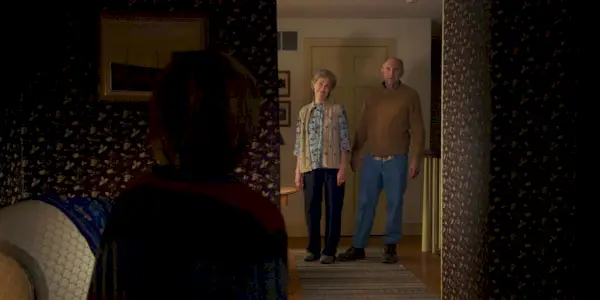 Tyler taler med Nana og Pop Pop gennem en døråbning i The Visit