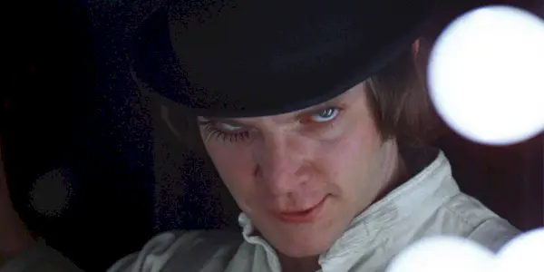 Alex (Malcolm McDowell) při pohledu na fotoaparát v Mechanickém pomeranči