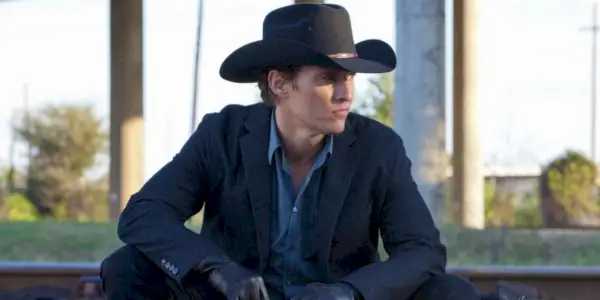 Matthew McConaughey sedí v Killer Joe