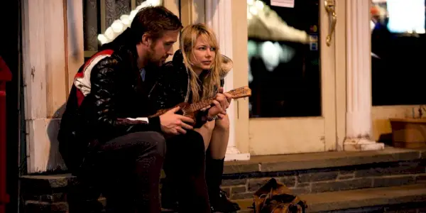 Ryan Gosling a Michelle Williams jako Dean a Cindy sedí na schodech v Blue Valentine