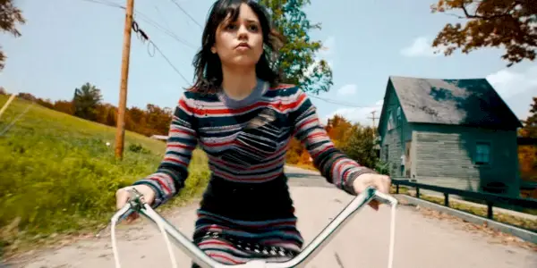 Jenna Ortega som Astrid Deetz, der cykler i Beetlejuice 2