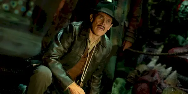Willem Dafoe åbner munden i chok i Nightmare Alley