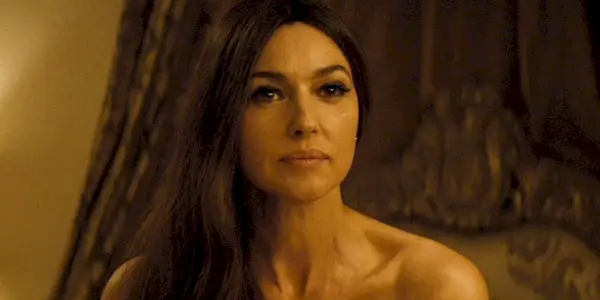 Lucia Sciarra (Monica Bellucci) sidder på en seng i Spectre