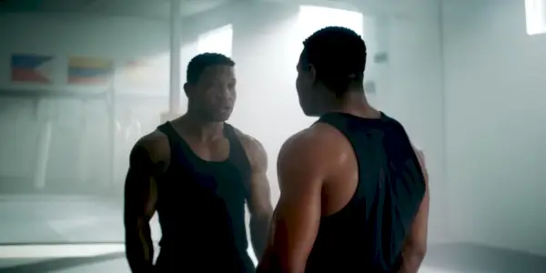 Jonathan Majors zírající do zrcadla v Creed 3