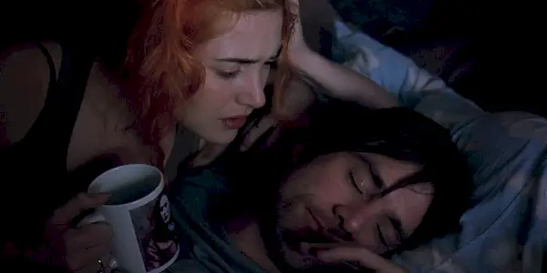 Clementine sleduje, jak Joel spí ve filmu Eternal Sunshine of the Spotless Mind