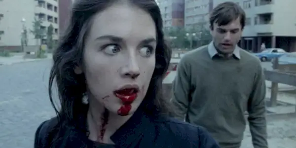 Anna (Isabelle Adjani) i Mark (Sam Neill) idą ulicą pokrytą krwią w Opętaniu