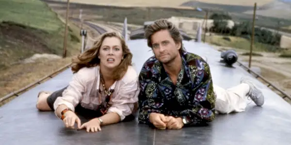 Jack et Joan au sommet d'un train dans Jewel Of The Nile