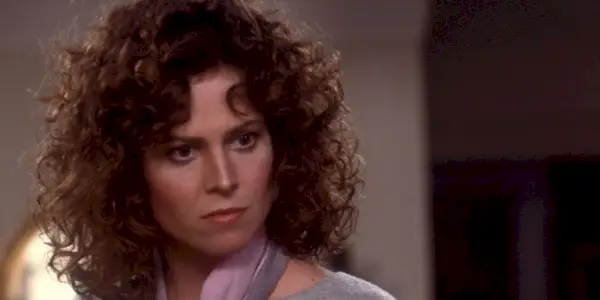 Dana Barrett regarde la publicité Ghostbusters à la télévision dans Ghostbusters 1984