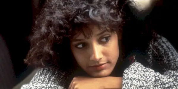 Jennifer Beals dans le rôle d'Alex pose son menton sur sa main dans Flashdance