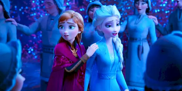 Anna har en hånd på Elsa