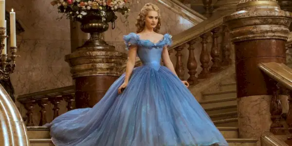 Lily James går ned trappene i Askepott (2015)