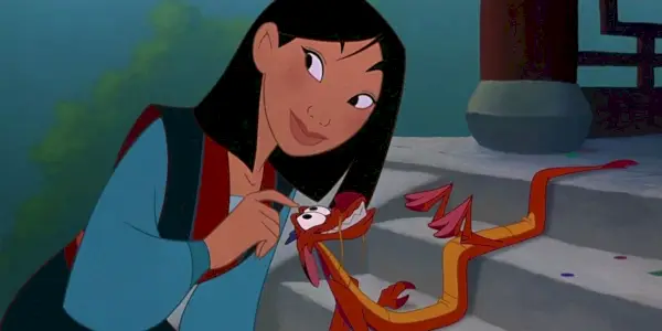 Ming-Na Wen som Mulan og Eddie Murphy som Mushu canoodling på trappen til tempelet i Mulan.