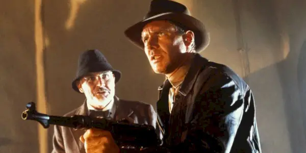 Indiana Jones tenant une arme avec son père lors de la Dernière Croisade