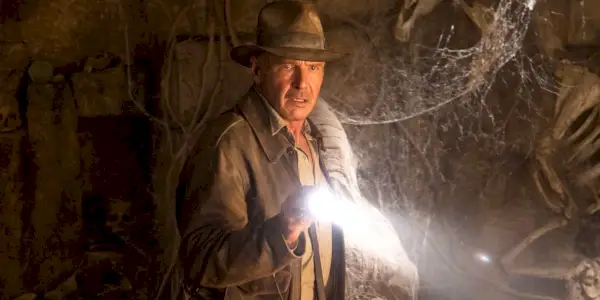 Indy avec une lampe de poche dans Indiana Jones et le Royaume du Crâne de Cristal