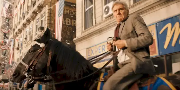 Indiana Jones à cheval lors du défilé dans Dial of Destiny