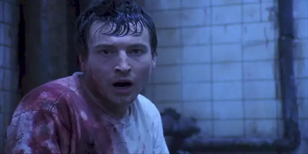 Adam so strachom pozerá zo Saw