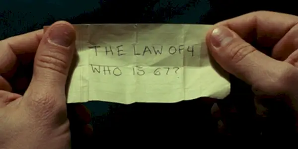 Teddy tiene in mano un biglietto sul Paziente 67 a Shutter Island