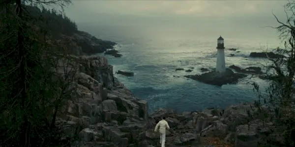 Teddy si dirige verso il faro di Shutter Island