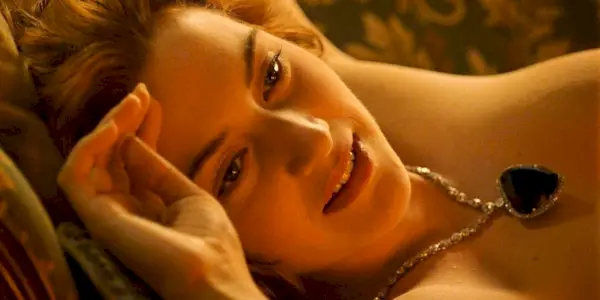Rose (Kate Winslet) iført hjertet av havet og ingenting annet mens hun postet for en tegning i Titanic