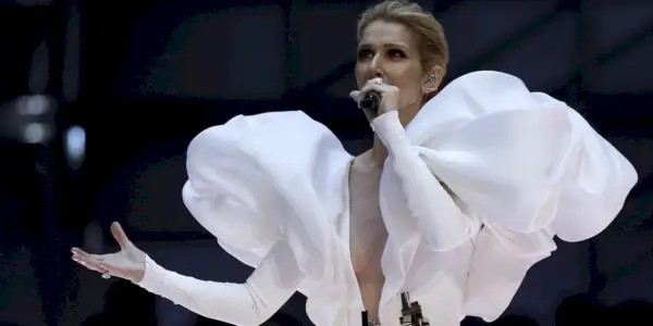 Celine Dion synger