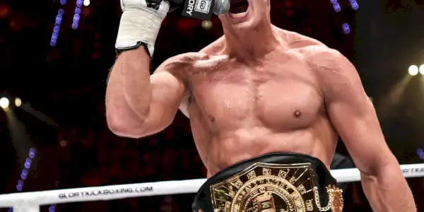 Rico Verhoeven crie dans un micro alors qu'il se tient sur un ring de boxe
