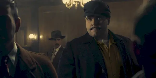 Salvatore Esposito regarde Fargo avec colère