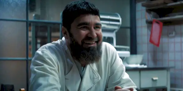 Ilyas Shushani dans Tous les vieux couteaux.