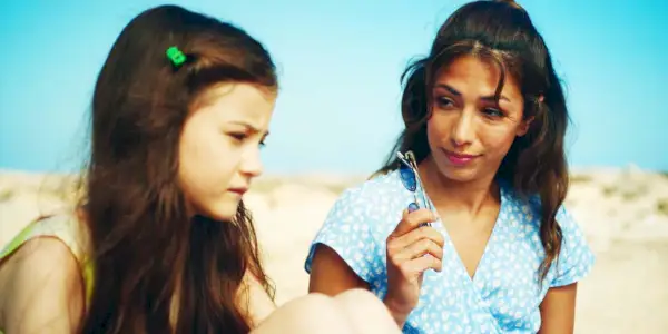 Indica Watson dans le rôle de Harper et Evin Ahmad dans le rôle d'Erin Carter dans Who Is Erin Carter épisode 1