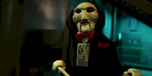 Billy, die Puppe mit einem Tonbandgerät in Saw X