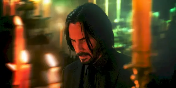 Pierwsze oficjalne zdjęcie z czwartego rozdziału Johna Wicka, na którym Keanu Reeves patrzy w dół