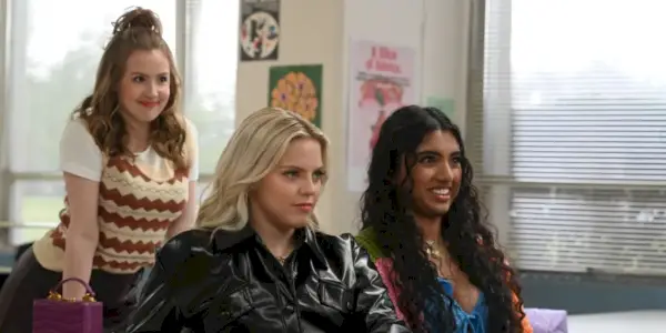 Regina George sidder med Karen og Gretchen i klassen