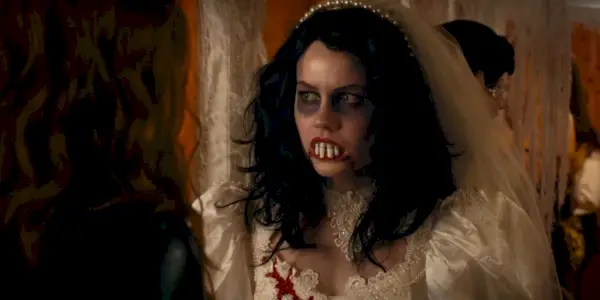 En pige bærer et skræmmende halloween-kostume i Mean Girls 2024