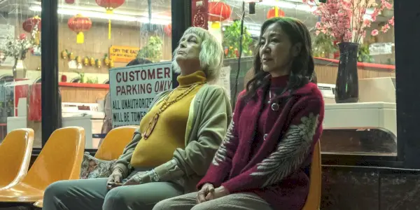Michelle Yeoh als Evelyn, Stephanie Hsu als Joy in Everything Everywhere All At Once