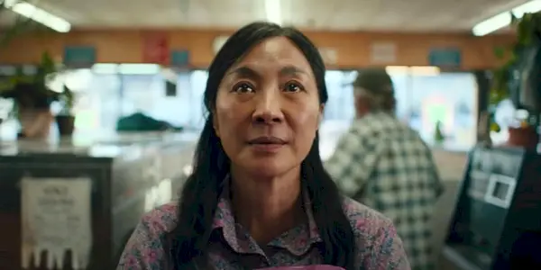 Evelyn (Michelle Yeoh) schaut in Everything Everywhere All at Once nach.