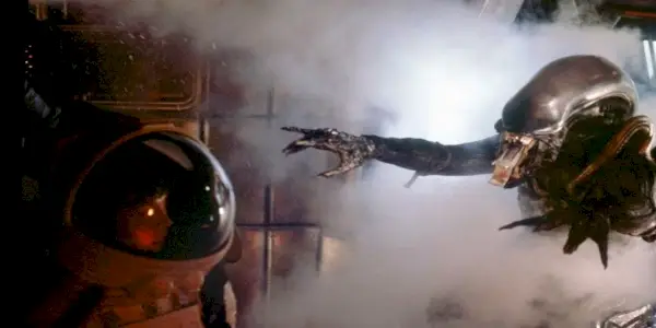 Xenomorfen strekker seg etter Ripley i Alien