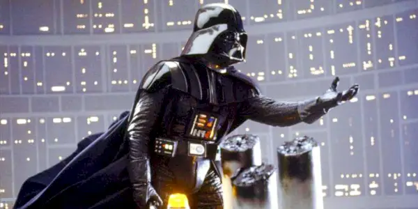 Dark Vador levant la main dans L'Empire contre-attaque