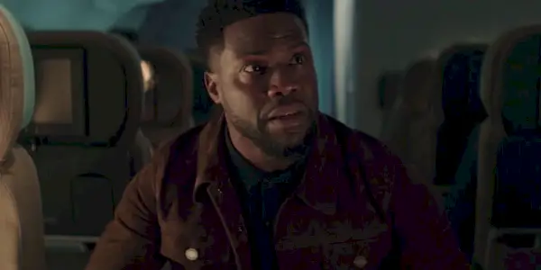 Kevin Hart jako agent Dinkley v letadle v Hobbs and Shaw